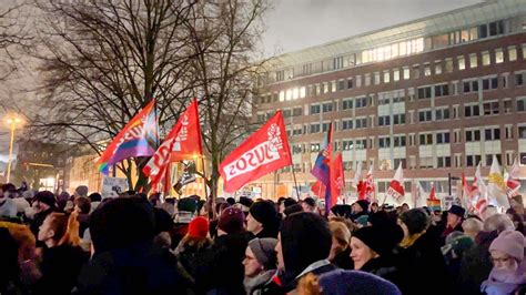 Hamburg Breites B Ndnis Demonstriert Vor Der Afd Zentrale Ndr De