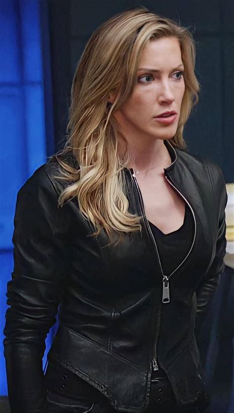 Katie Cassidy In Arrow She Looks So Hot Scrolller