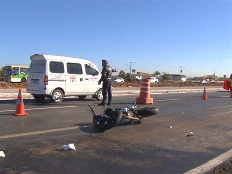 G1 Acidente Entre Motos E Caminhão Deixa Um Morto E Dois Feridos No