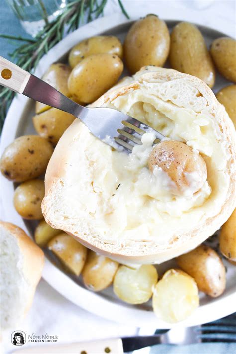 Camembert Käse Fondue im Teigmantel mit kleinen Rosmarin Kartoffeln