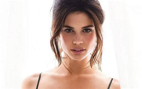 Sara Sampaio Modelo Diverte Se Na Noite Com Cantora Polémica Impala