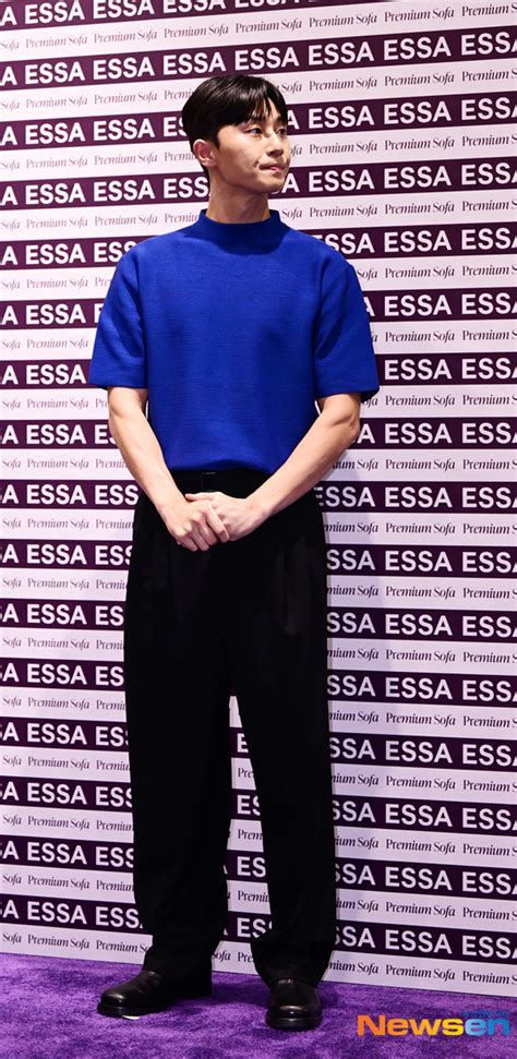 【photo】パク・ソジュン、ソファブランド「essa」のイベントに参加笑顔でハートポーズも Kstyle