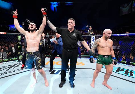 Islam Makhachev Defeats Alexander Volkanovski At Ufc 284 To Retain Lightweight Belt The Athletic