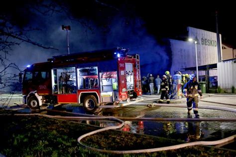 Ogromny pożar hali w Kętach W akcji ponad 30 jednostek straży Super