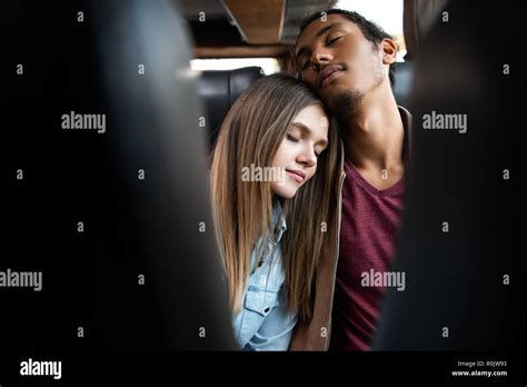 Joven Pareja Durmiendo Bus Fotografías E Imágenes De Alta Resolución