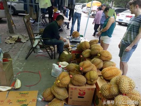 農村小哥在小區擺攤賣榴槤，一個要150多塊錢打工族表示吃不起 每日頭條