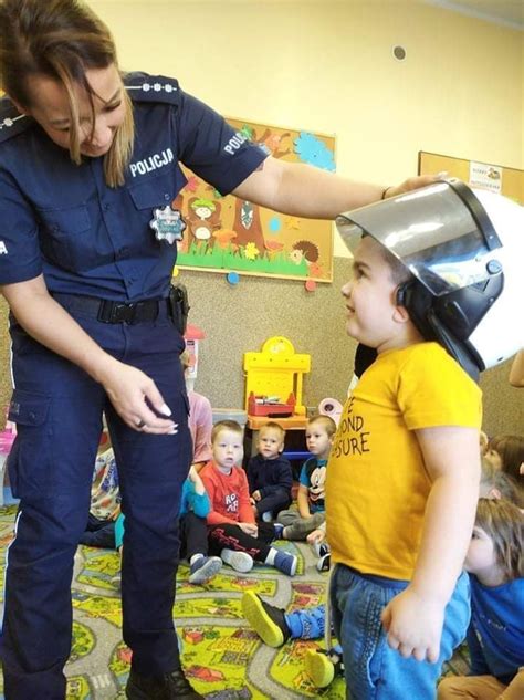 Przedszkolaki Pod Okiem Policjant W Ucz Si Bezpiecznych Zachowa Na