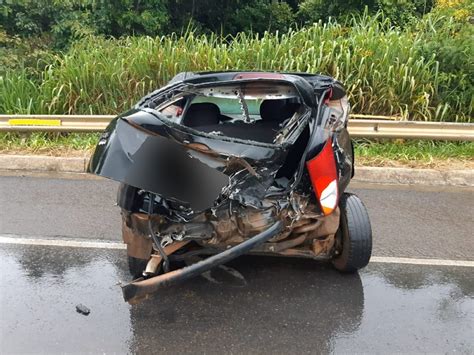 Pista molhada causa batida entre veículos e deixa feridos na BR 354 em