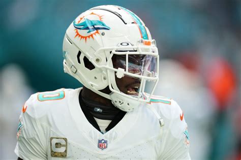 Report: Tyreek Hill headlines 14 combined inactives in Miami Dolphins ...