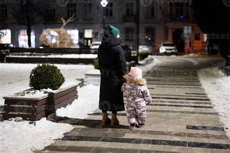 Zurück Von Mutter Gehen Durch Das Nacht Stadt Im Das Winter Mama Und