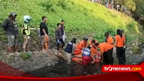 Geger Penemuan Jasad Pria Mengapung Di Sungai Sriwijaya Semarang