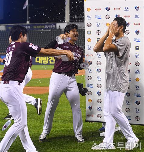 St 스포츠 포토 St포토 `김윤하 데뷔 첫 승 축하해` Zum 뉴스