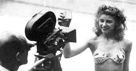 Enroque de ciencia Setenta 70 años ya de bikini