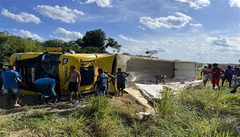 BERIMBAU Carreta que transportava frangos tomba na BR 101 e carga é