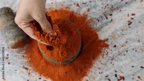 Vidéo Stock Women handmade powdering Indian spices Red chilly chili