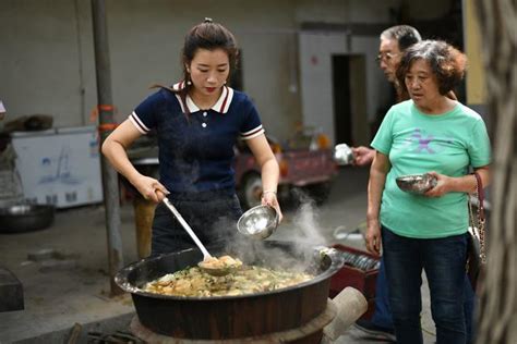 河南乡村厨师做宴席，大锅菜和浆面条做了两大锅，人们吃完还想吃 浆面条 大锅菜 厨师 新浪新闻