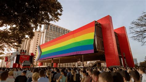 Castro Festival E Amstel Promovem Hasteamento Da Bandeira Lgbtqiapn No