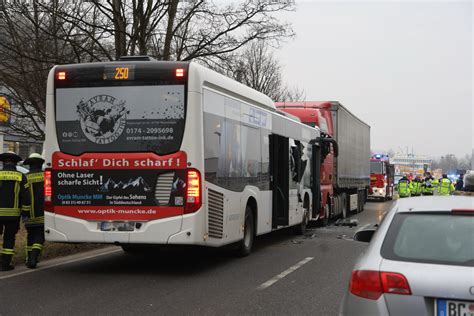 B Biberach Riss Schulbus Prallt Gegen Sattelzug Mehrere