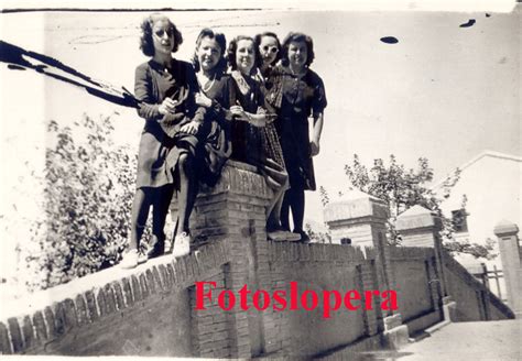 Recuerdo De Un Grupo De Loperanas Subidas En La Antigua Muralla