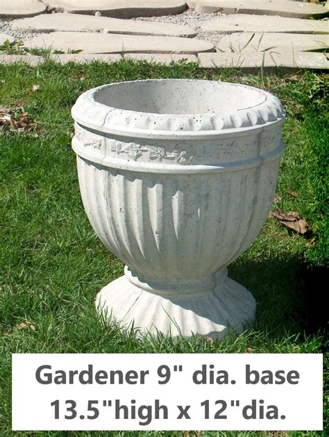 Gardener Planter - Country Garden Concrete