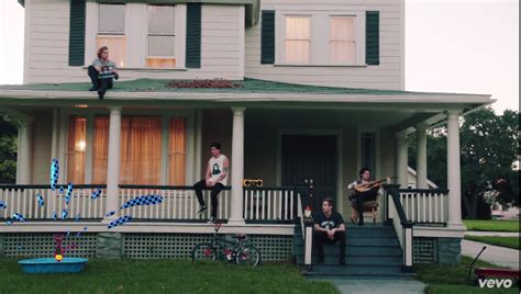 Seconds Of Summer Shes Kinda Hot Testo Traduzione E Video Ufficiale