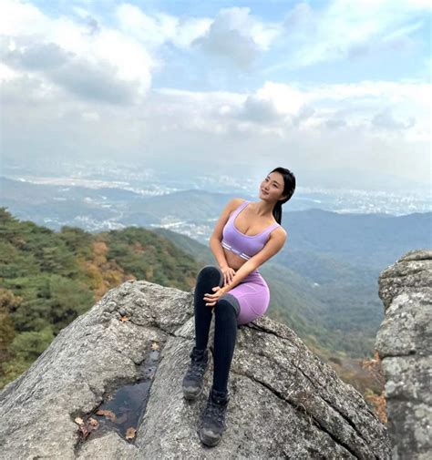 Hot gymer khéo mix đồ với quần legging như vẽ lên thân đi phượt