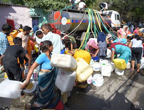 No End To Delhi S Water Woes Long Queues At Tankers