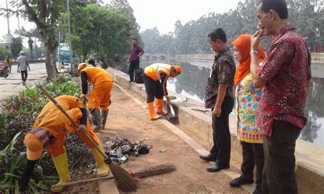 Ppsu Bersihkan Sampah Taman Di Jl Daan Mogot Kota Administrasi