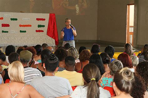 Secretaria de Assistência Social reúne técnicos e entrega cartilha