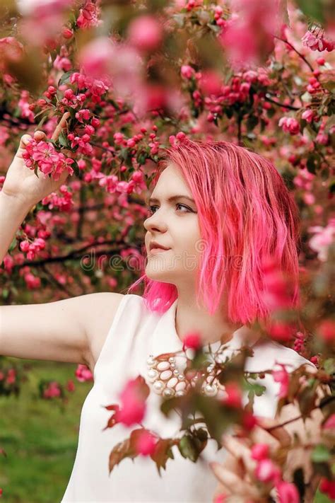 Jeune Fille Aux Cheveux Roses Dans Un Verger De Pommes Belle Jeune