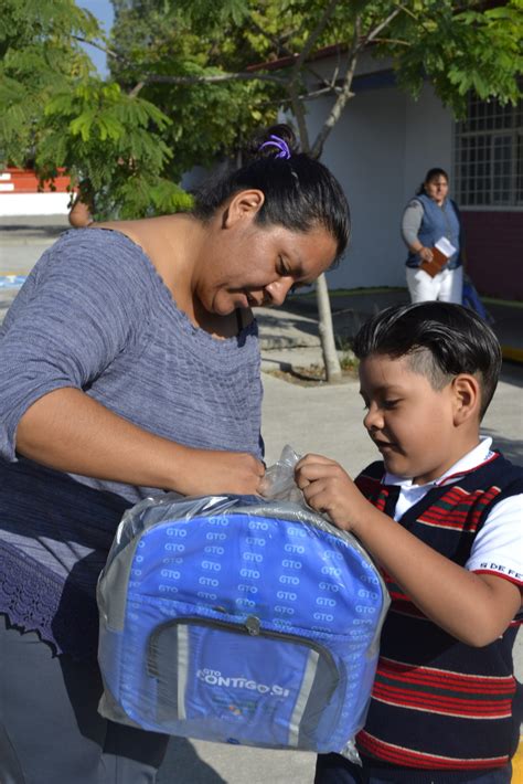 Se benefician más de 132 mil alumnos con la entrega de mochilas y