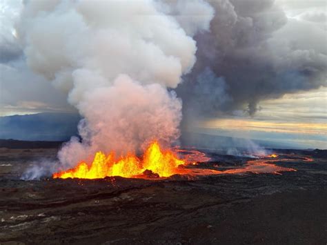 Mauna Loa eruption - Lava flow crosses Mauna Loa Weather Observatory ...