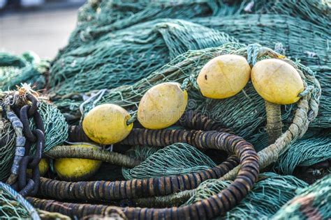 Redes De Pesca E Equipamento Para A Captura De Peixes No Mar Foto De