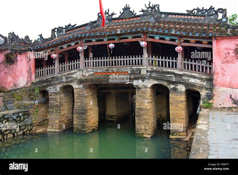 Le 17e siècle Pont couvert japonais ou la pagode Chua Cau est un