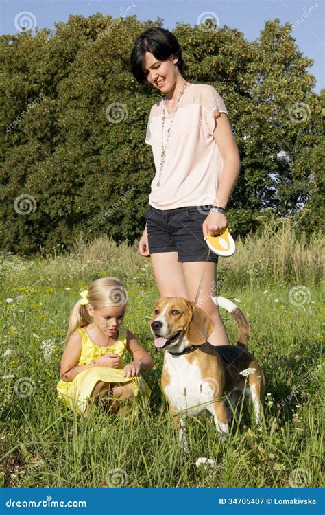 Muchacha Con Un Perro En El Parque Imagen De Archivo Imagen De Amor