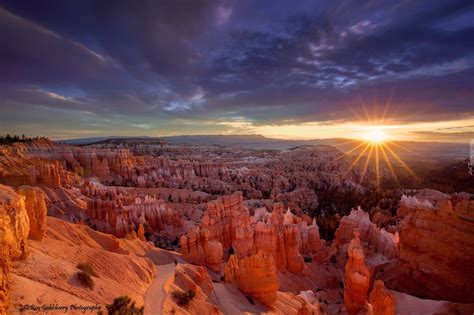 Promienie Wschodz Cego S O Ca Nad Parkiem Narodowym Bryce Canyon