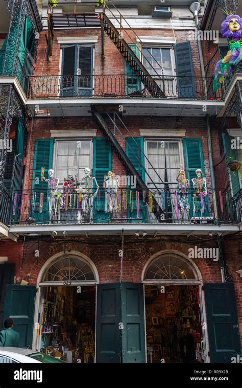 Quartier français Mardi Gras voir des squelettes et colorée perles