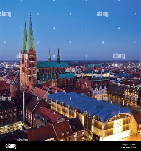 Luftaufnahme Der Altstadt Mit St Marien Kirche Am Abend Teil Des