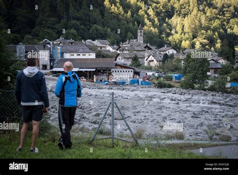 People Watch The Landslide That Hit The Village Bondo In Graubuenden In