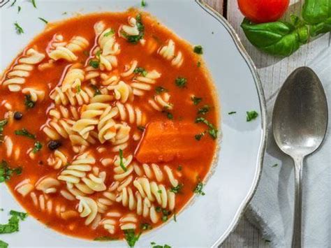 Schnelle Tomatensuppe Mit Nudeln Und Basilikum Kochrezepte De