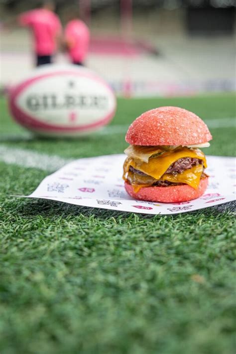 Le Stade Français Paris dévoile son burger avec le restaurant Père