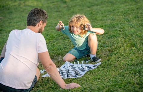 Famille heureuse parentalité et échec et mat d enfance passer du temps