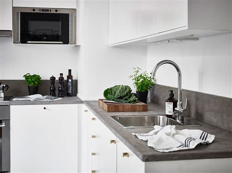 White kitchen with a round dining table - COCO LAPINE DESIGNCOCO LAPINE DESIGN