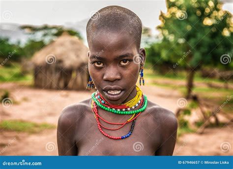 Portrait Dune Jeune Femme Africaine Dans Son Village Photographie éditorial Image Du Ethnique