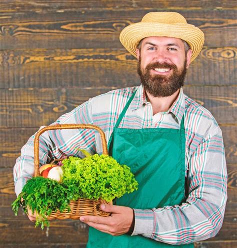 El Sombrero De Paja Del Granjero Entrega Verduras Frescas Servicio De