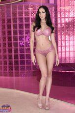 Sexy Babe Ariana Marie Gets Completely Naked While Posing Photos