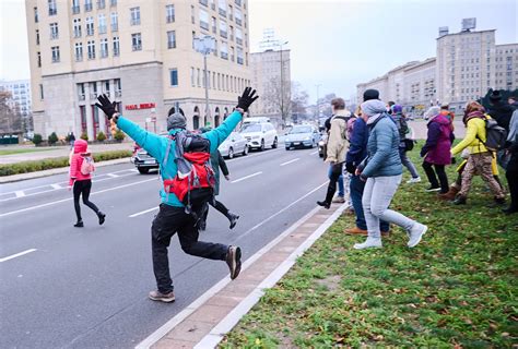 Manifestantes Contra Medidas Para Travar A Pandemia Atacam Jornalistas