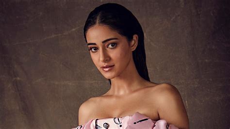 Ananya Panday Wears A Pink And Black Designer Dress At The Filmfare