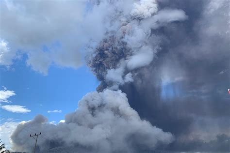 Gunung Lewotobi Laki Laki Kembali Erupsi Setinggi Meter Antara News