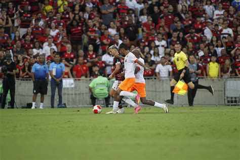 Flamengo Vence De Novo O Nova Igua U E Campe O Invicto Do Carioca